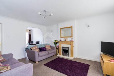 3 bedroom semi-detached house to rent - Photo 2