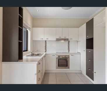 Stylish Family Townhouse in Peaceful Bellbowrie Location - Photo 4