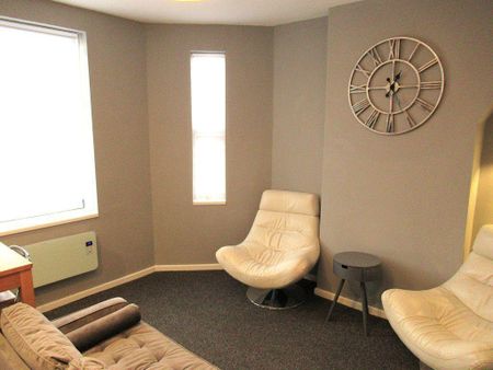 3 bedroom flat to rent - Photo 2