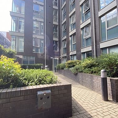 Ensuite rooms available in a high spec apartment - Photo 1