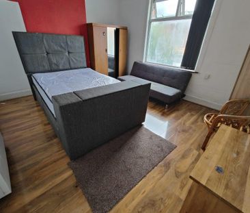 2 bedroom block of apartments to rent - Photo 1