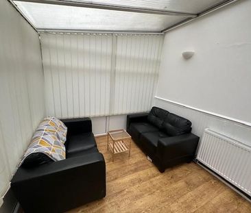 4 bedroom semi-detached house to rent - Photo 4