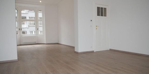 Appartement te huur in Schaarbeek voor € 1.250 met 1 slaapkamer - Photo 1