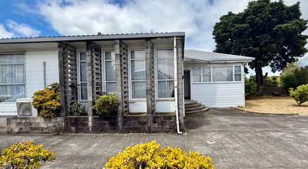 SPACIOUS 6-BEDROOM FAMILY HOME - Photo 3