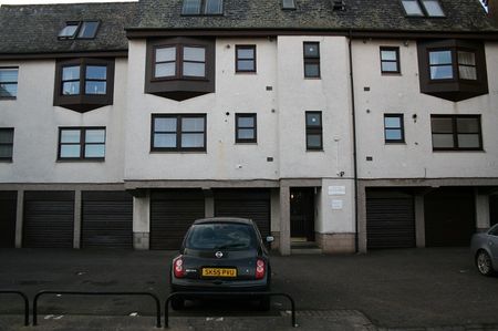 IMMACULATE 2 BEDROOM FLAT – BROCHTIE COURT, BROUGHTY FERRY - Photo 5