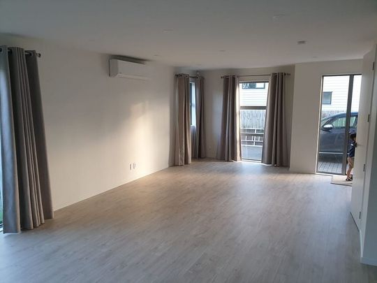 Almost brand new - Photo 1