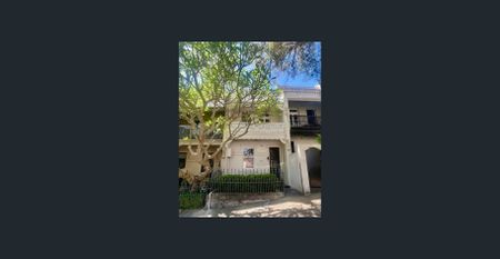 Sun-filled Living in a quiet locale - Photo 5