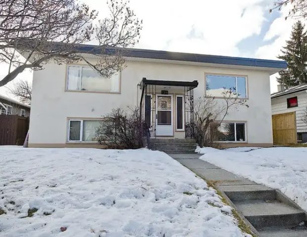 Mount Pleasant 2 Bedroom Duplex ** 1 Month Free Rent ** | 729 25 Ave NW, Calgary - Photo 1