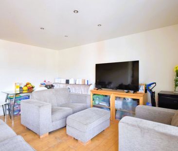 The Oaks Square, Epsom, Surrey, KT19 8AR - Photo 2