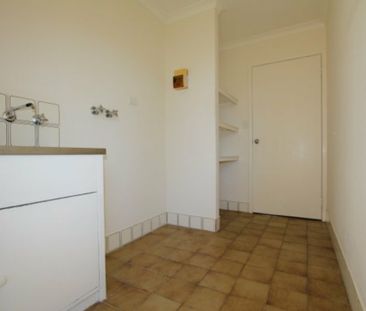 Easy-Care 2-Bedroom Unit in Convenient Rockingham Location - Photo 4