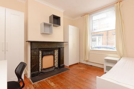 3 bedroom semi-detached house to rent - Photo 3