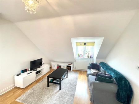 A light and bright top floor well presented apartment. Situated in a quiet location one mile from Headington High Street with local amenities. - Photo 3
