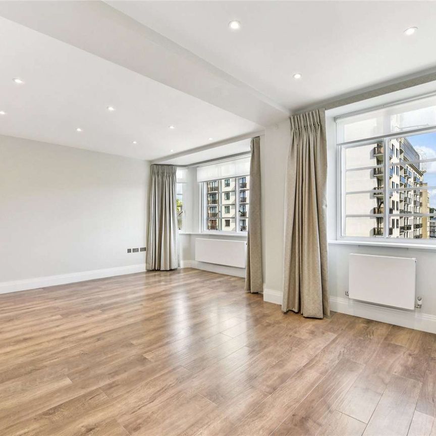 A bright and beautifully refurbished two bedroom apartment in a well run apartment block situated on Sloane Street. - Photo 1