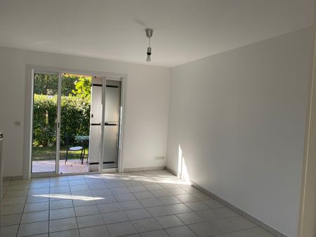 A LOUER REZ DE JARDIN 2P ASPREMONT - Photo 2