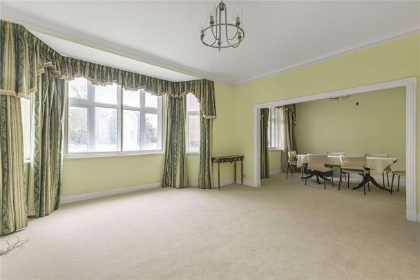 A lovely three bedroom mansion flat that has been finished to a high standard throughout. - Photo 1