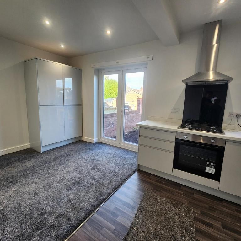 3 bedroom semi-detached house to rent - Photo 1