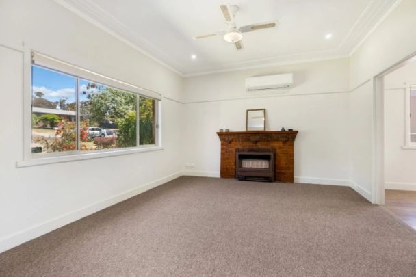 Charming cream brick home. - Photo 1