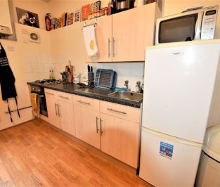 1 bedroom Flat in Victoria Road, Leeds - Photo 3