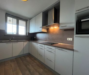 Ruim appartement met drie slaapkamers, terras en garagebox - Photo 3