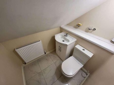 Large Attic Room With Private Toilet - Stockingstone Road, LU2 - Photo 5