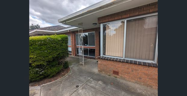 Spacious two bedroom villa, close to Broadway Shopping Village & Reservoir Train Station - Photo 1