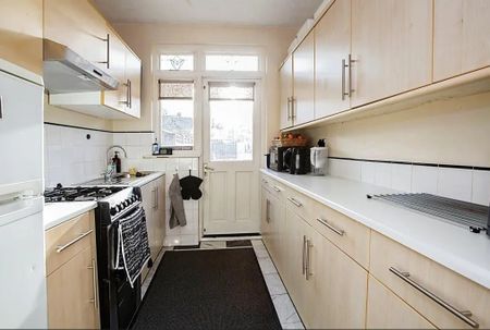 3 Bed Terraced House, Dereham Road, IG11 - Photo 4