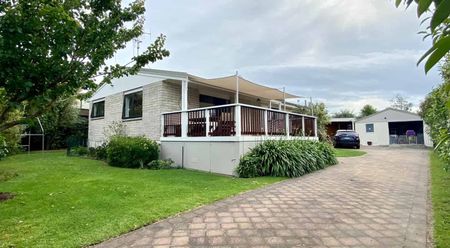 Charming 3-Bedroom Family Home with Play Park Access - Photo 2