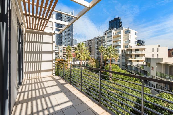SPACIOUS, SUN DRENCHED APARTMENT IN PRIME LOCATION - Photo 1