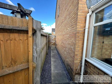 2 bedroom end of terrace house to rent - Photo 2