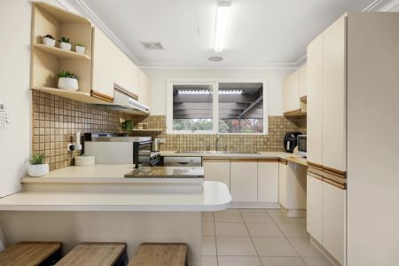 Immaculate Family Home on 712m² (Approx.) in a Prime Location for lease! - Photo 3