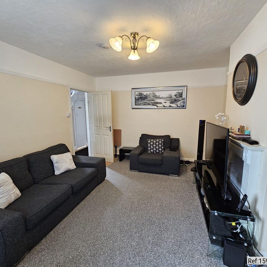 3 bed Semi-detached in Worplesdon Road , Guildford, GU2 9RS - Photo 1
