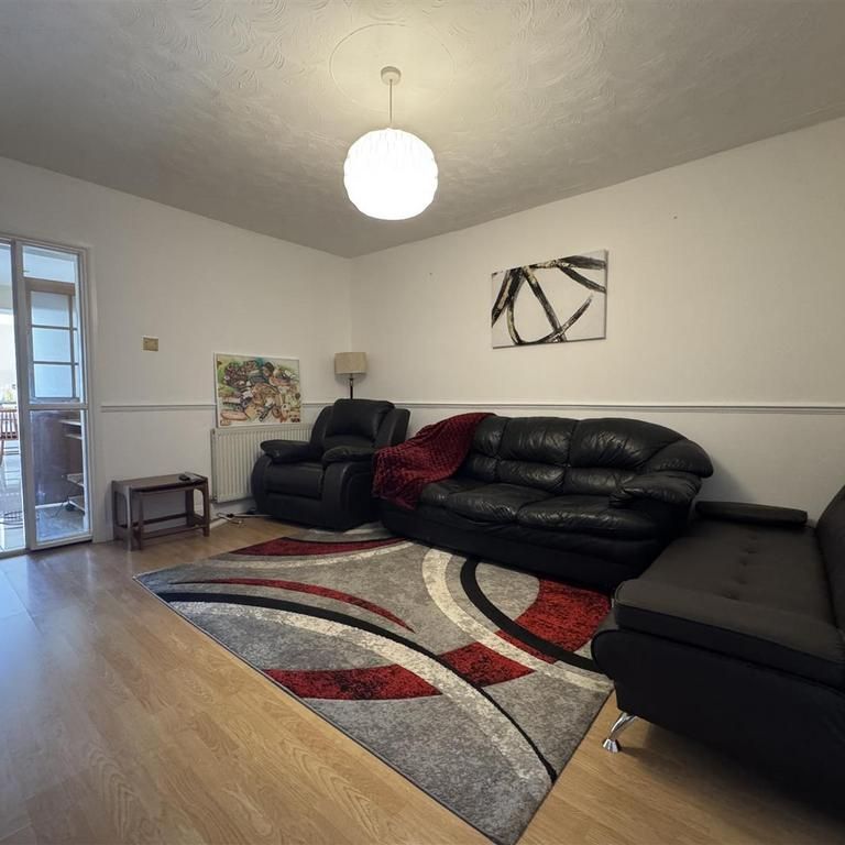 1 bedroom in a house share to rent - Photo 1