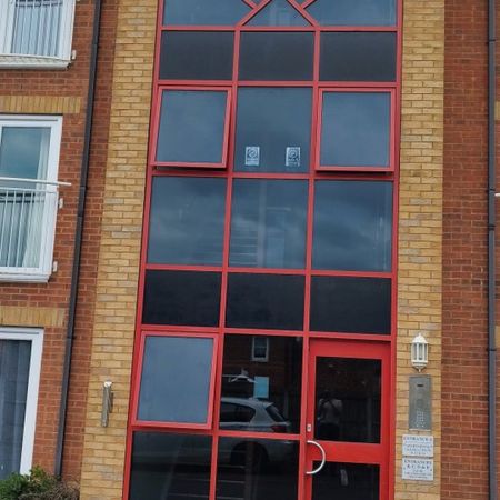 2 bed Apartment - To Let - Photo 4