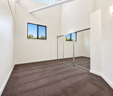 Oversized Riverside Wool Store Apartment with Pool and Private Parking - Photo 4