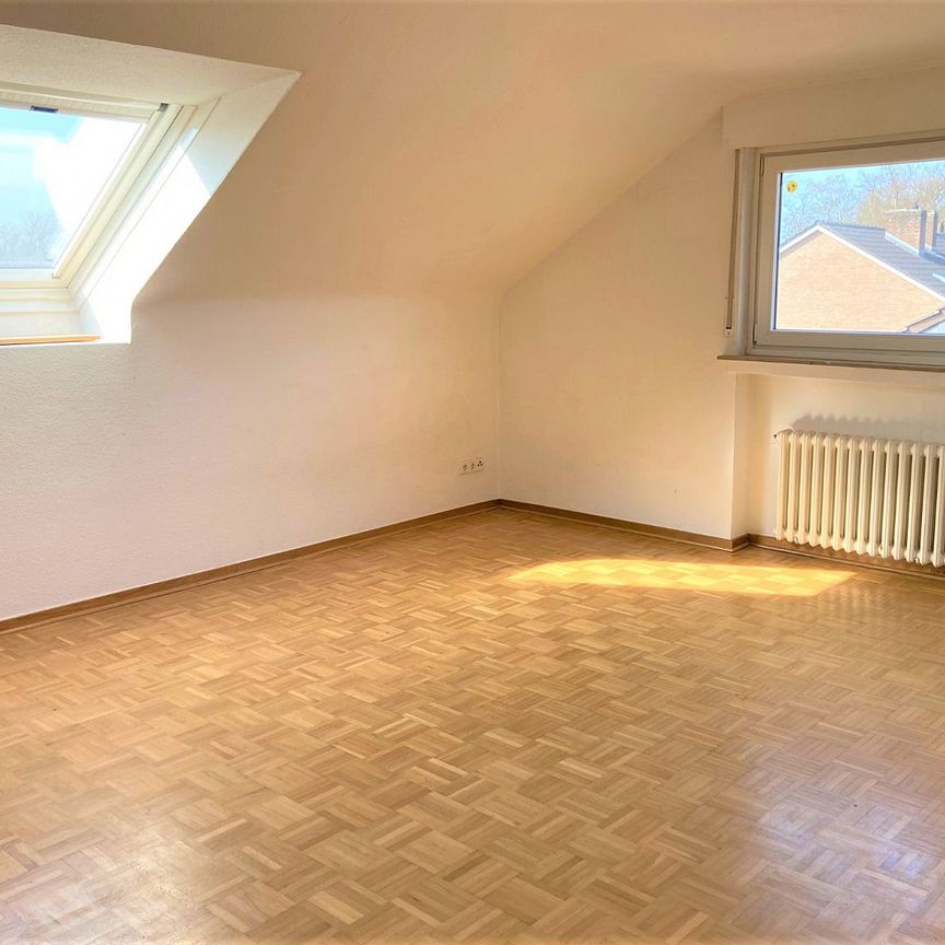 *HELLE, FREUNDLICHE ZWEIZIMMER-DACHGESCHOSSWOHNUNG FRISCH RENOVIERT* - Photo 1