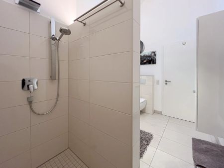 Komfortable seniorenfreundliche Dachgeschosswohnung mit Aufzug und Balkon - Photo 2