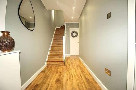 Bedford Crescent, Enfield, EN3 - Photo 2