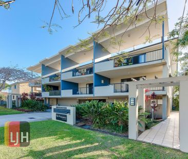 WALKING DISTANCE TO WATER'S EDGE ! - Photo 4