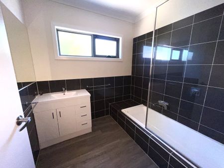 Three bedroom Townhouse - Photo 3