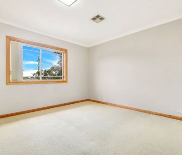 Sun-Filled, Two Level Four (4) Bedroom Family Home With A Large All... - Photo 3