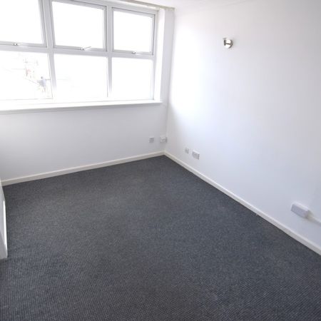 To Let Flat - Photo 4