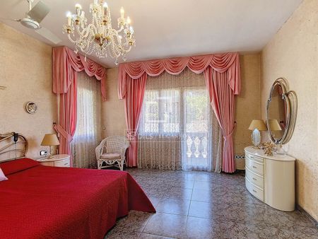 10 Bedroom house / villa with 2,069m² garden for rent in Calafell, Costa Dorada - Photo 3