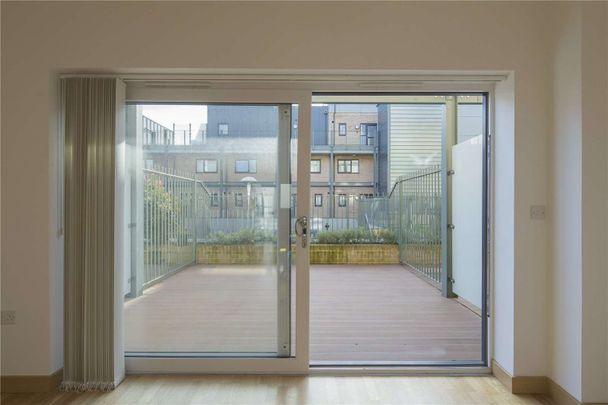 Modern two bedroom, two bathroom duplex apartment - Photo 1