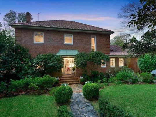 6-month lease term - 4 Bedroom Family Home - Photo 1