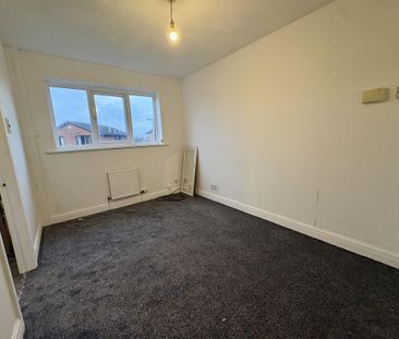 4 bedroom semi-detached house to rent - Photo 3