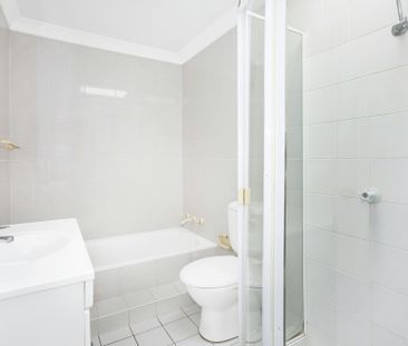 Spacious 3 Bedroom Townhouse in Quiet Cecil Street Setting - Photo 4