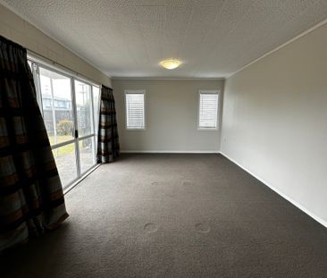 ENORMOUS FAMILY HOME IN TE ATATU - Photo 5