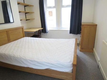 Bedroom Detached House In Bournemouth, BH9 - Photo 5