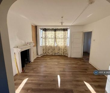 3 bedroom end of terrace house to rent - Photo 2