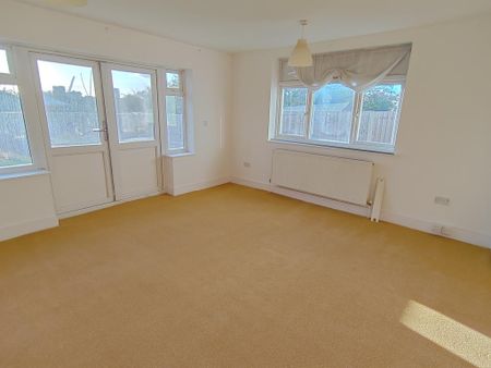 5 bedroom semi-detached house to rent - Photo 2